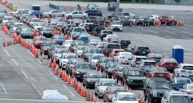 2일(현지시간) 미국 플로리다주 마이애미에서 코로나19 검사를 받으려는 차들이 줄지어 있다./UPI연합뉴스