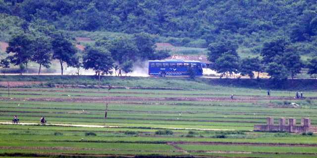 지난달 인천 강화군 평화전망대에서 바라본 북한 황해북도 개풍군 마을에 파란색 버스가 달리고 있다. /연합뉴스