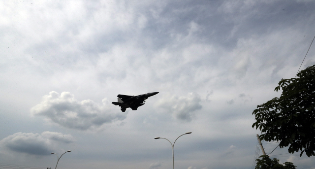지난 2일 대구공항 인근에서 공군 F-15K 전투기가 훈련하고 있다. /연합뉴스