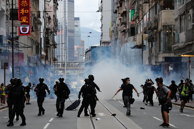 지난 1일 주권 반환 23주년을 맞아 행진에 나서 보안법 반대를 외치는 시위대를 향해 홍콩 경찰이 최루가스를 살포하고 있다. /로이터연합뉴스