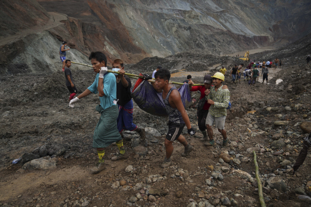 2일 미얀마 북부 카친주 흐파칸트지역의 옥 광산에서 일어난 산사태 피해자가 들것에 실려 이송되고 있다./AP연합뉴스
