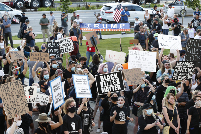 지난 1일 미국 유타주에서 시위대들이 인종차별 반대하는 시위를 벌이고 있다. /AFP연합뉴스