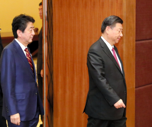 2017년 11월 17일 베트남 다낭에서 아베 신조 일본 총리와 시진핑 중국 국가 주석이 양국 정상회담장에 들어가고 있다./교도연합뉴스