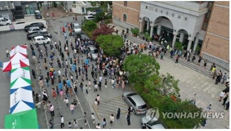 광주 북구 일곡중앙교회 마당에 마련된 선별진료소 /연합뉴스