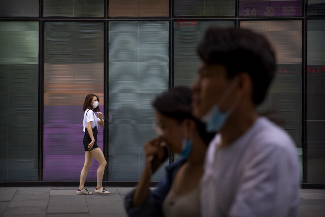 중국 베이징의 코로나19 발생이 주춤하는 가운데 지난 4일 시내 한 쇼핑몰의 풍경이 대조를 이루고 있다. /AP연합뉴스