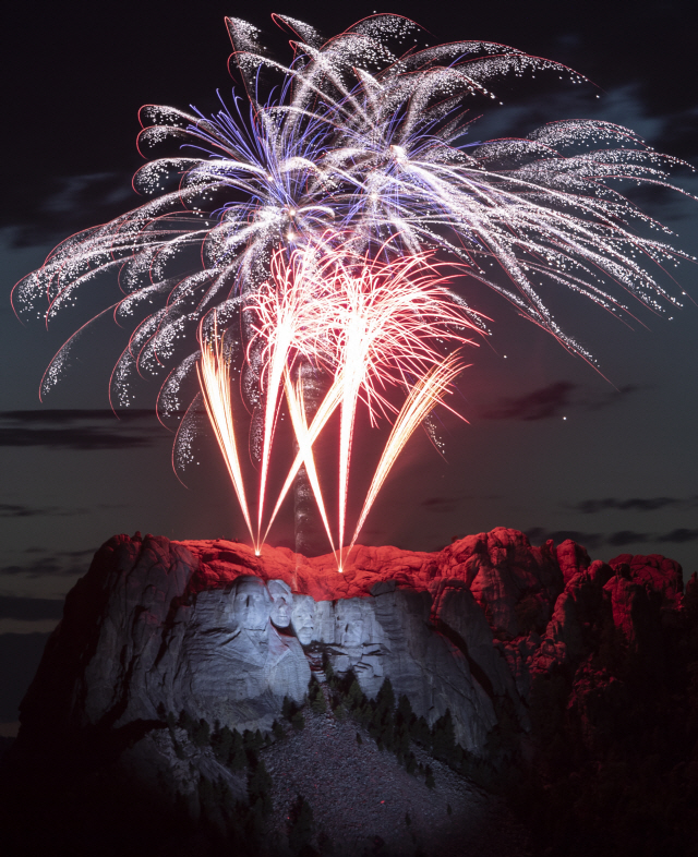 지난 3일 러시모어 산에서 있었던 독립기념일을 축하하는 불꽃놀이. /UPI연합뉴스