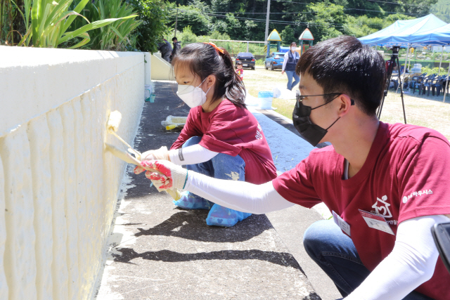 LG하우시스 임직원 가족들이 지난 4일 경기도 가평군에 위치한 장락분교에서 학교 외벽에 페인트칠을 하는 등 환경개선 활동을 하고 있다. LG하우시스는 ‘행복한 공간 만들기’를 통해 지난 2009년부터 현재까지 25개소의 시설 개보수를 지원했다.   /사진제공=LG하우시스