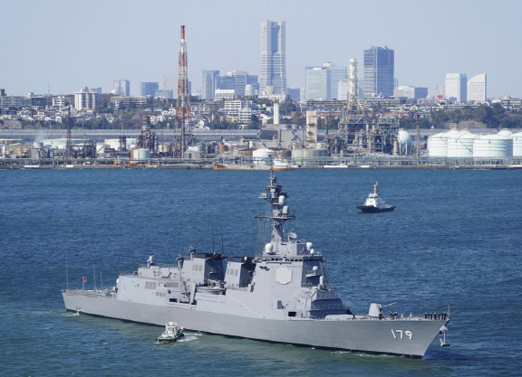 일본 해상자위대의 최대 이지스함(8,200톤급) ‘마야’가 요코하마항 인근에서 기동을 하고 있다. /요코하마=연합뉴스