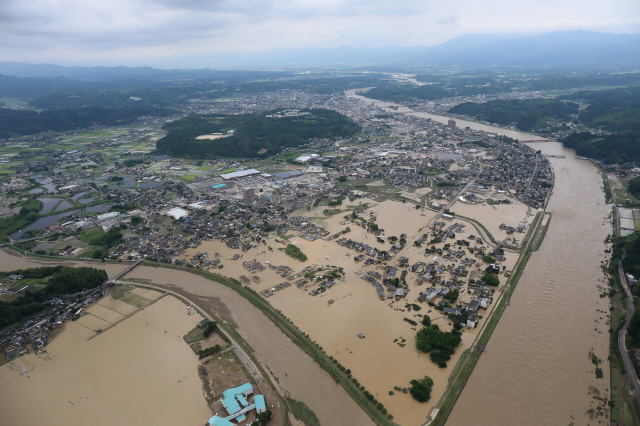 일본 구마모토현 남부 히토요시의 시가지가 4일 기록적인 폭우로 인해 대거 물에 잠겨 있다. /AFP연합뉴스