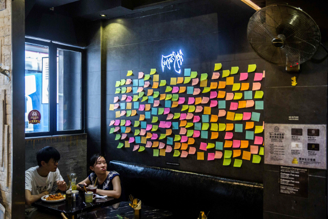 지난 4일 홍콩 민주화운동에 동참한 한 식당에 ‘홍콩 국가보안법에 반대한다’는 의미로 아무것도 써넣지 않은 포스트잇이 빼곡하게 붙어 있다.     /AFP연합뉴스