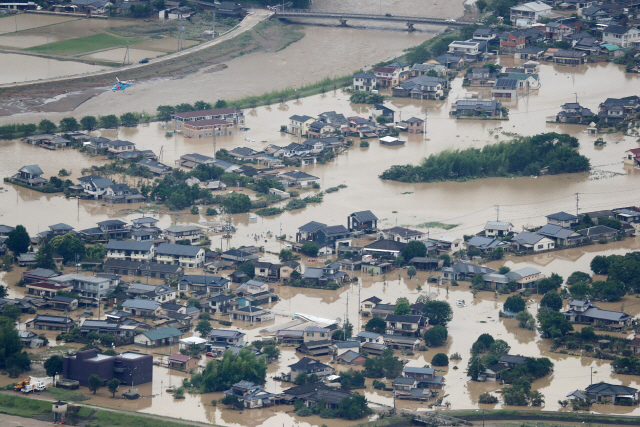 4일 일본 구마모토현 히토요시시에 있는 주택들이 새벽부터 내린 기록적인 폭우로 침수됐다. NHK는 이번 폭우로 최소 48명의 인명피해가 발생했다고 보도했다.  /로이터연합뉴스