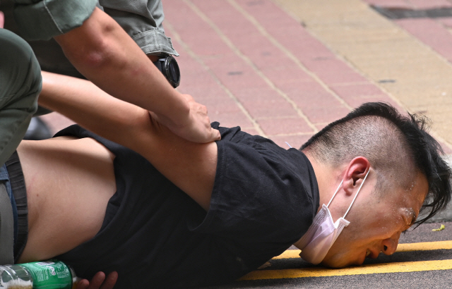 시위대 참가자가 홍콩 경찰이 과격하게 진압하자 괴로워 하고 있다. /EPA연합뉴스