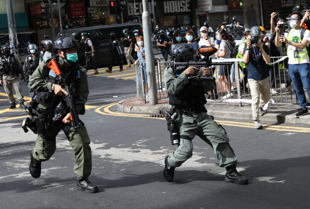 홍콩 경찰이 시위대를 향해 후추탄을 겨누고 있다. /EPA연합뉴스