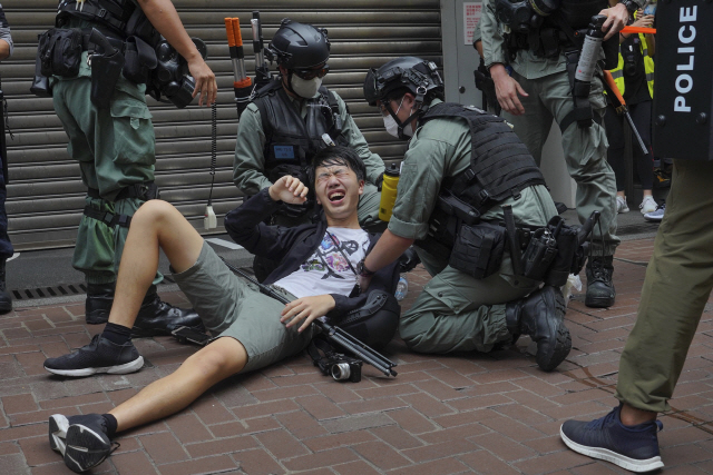 홍콩 경찰이 시위대 참석자를 진압해 체포하고 있다. /AP연합뉴스