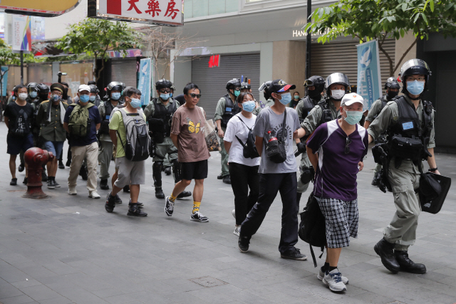 홍콩 경찰이 시위대를 체포해 경찰서로 끌고 가고 있다. /AP연합뉴스