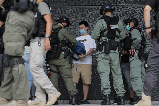 홍콩 경찰이 시위현장 근처에서 시민을 검문하고 있다. /AP연합뉴스