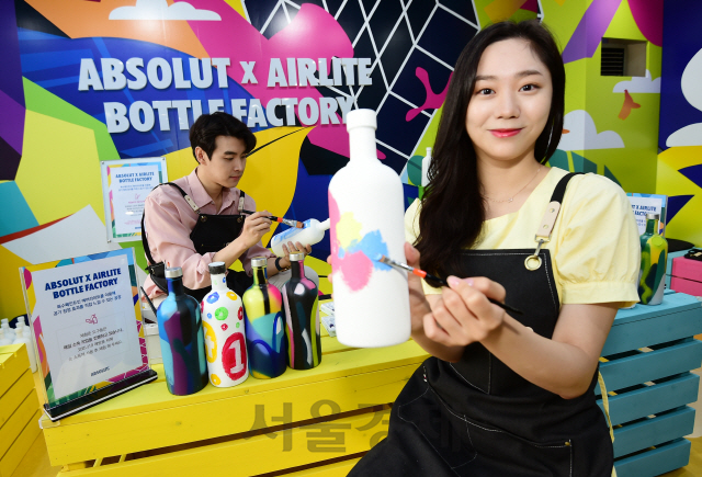 6일 서울 세종대로 서울마당에서 열린 '앱솔루트 에코 스트리트 아트' 프로젝트에서 모델들이 미세먼지를 제거하는 친환경 특수 페인트 '에어라이트'를 활용한 그래피티 아티스트 제바의 페인팅을 시연하고 있다./권욱기자 2020.7.6