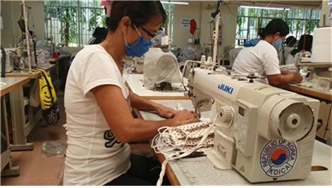 코이카가 설립을 지원한 필리핀 현지의 여성주도형 사회적 기업 ‘익팅(Igting)’ 봉제센터 직원이 면 마스크를 만들고 있다. /사진제공=코이카