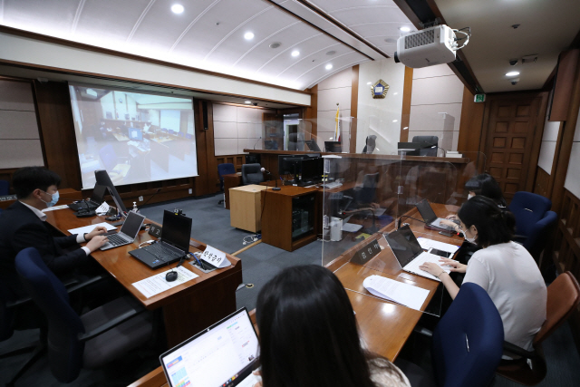 세계 최대 아동 성 착취물 사이트 ‘웰컴 투 비디오’ 운영자 손정우씨의 미국 송환 여부를 결정하는 범죄인 인도심사 세 번째 심문이 열린 6일 오전 서울 서초구 서울고법에 마련된 중계 법정에서 취재진이 스크린을 통해 중계되는 재판 시작을 기다리고 있다. /연합뉴스