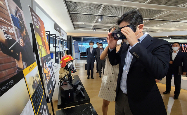 이재용(앞줄) 삼성전자 부회장이 6일 수원사업장 ‘C랩 갤러리’를 찾아 사내 스타트업이 가상현실(VR) 기술을 이용해 개발한 시각장애인 시각 보조 솔루션을 체험하고 있다. /사진제공=삼성전자