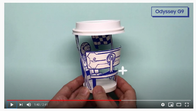 컵 아티스트 김수민씨가 삼성전자 게이밍 모니터 오디세이 G9를 모티브로 한 작품을 만들고 있다./유튜브 캡쳐