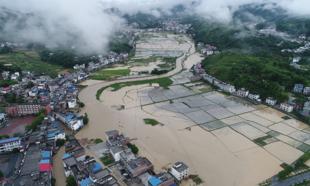 중국 남부의 대홍수로 지난 6월 5일 장시성 핑샹시의 한 마을이 물에 완전히 잠겨있다. /신화연합뉴스