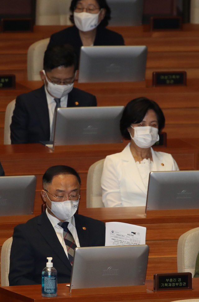 3일 서울 여의도 국회에서 열린 본회의에 홍남기 경제부총리가 참석해 있다. /연합뉴스