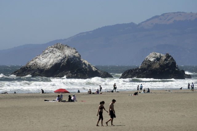마스크를 착용하지 않은 휴양객들이 미국 캘리포니아 해변에서 물놀이를 즐기고 있다. /AP연합뉴스