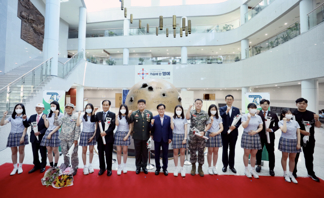 70년간 대한민국을 지켜온 호국영훙 8인이 영웅배지를 달아준 학생들과 기념촬영을 하고있다.