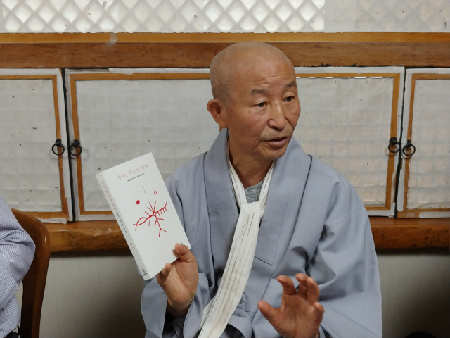 6일 지리산 실상사 회주 도법스님이 서울 종로구 한정식집에서 진행된 출간기자간담회에서 책에 대해 설명하고 있다.