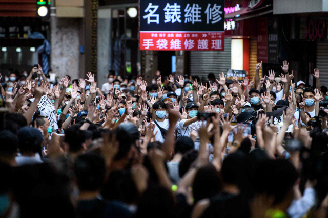홍콩 반환 23주년인 1일(현지시간) 홍콩 도심에서 시위대가 이날부터 시행된 홍콩 국가보안법(홍콩보안법) 철폐를 요구하며 시위를 벌이고 있다. /AFP연합뉴스
