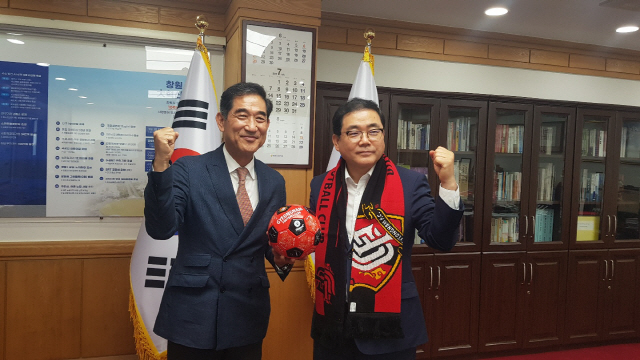 허성무(오른쪽) 창원시장과 박진관 경남FC 대표이사가 6일 시청에서 경남도민 프로축구단 발전을 위한 의견을 나누고 기념 촬영을 하고 있다. /사진제공=창원시