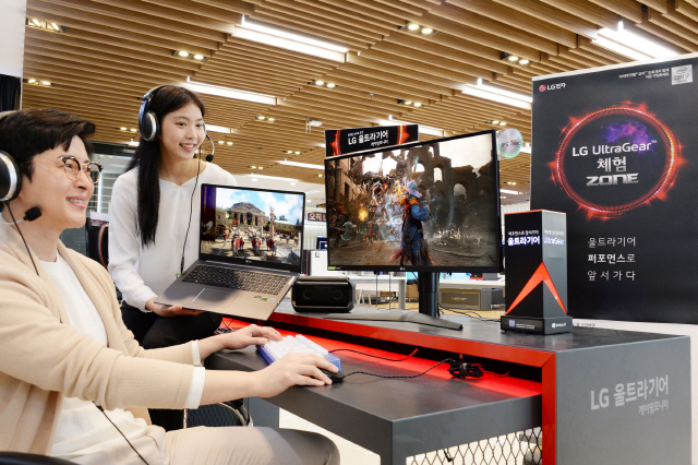 LG전자 모델이 서울 LG전자 베스트샵 강남본점에서 게임 환경에 적합한 2020년형 ‘LG 울트라기어’ 게이밍 모니터·고성능 노트북을 소개하고 있다./사진제공=LG전자