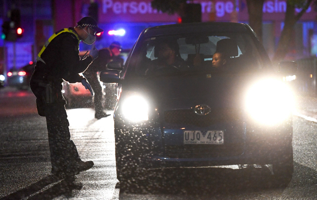호주 멜버른 경찰들이 주 경계지역을 통과하는 차량을 검문하고 있다. /AFP연합뉴스.