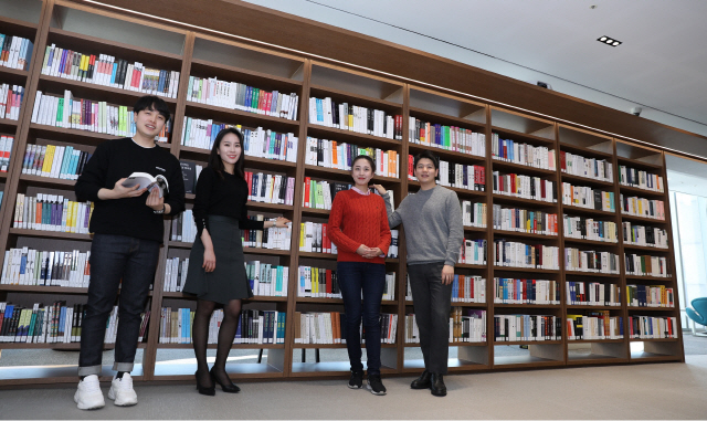 라이나생명 직원들이 서울 종로구 본사 사내 도서관에서 책을 고르고 있다./사진제공=라이나생명