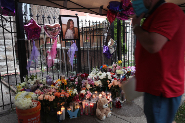지난달 29일 미국 시카고에서 총에 맞아 사망한 10살 어린이를 추모하기 위한 촛불 등이 놓여져 있다. /AFP연합뉴스