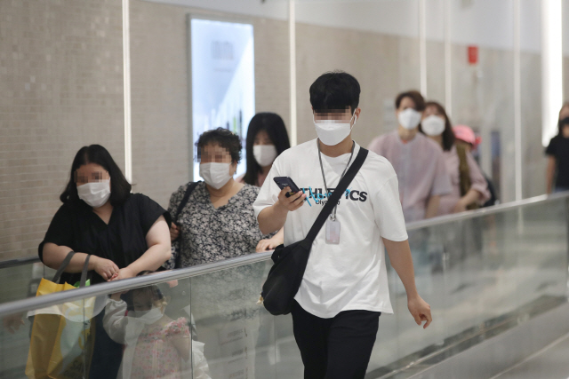 지난 6일 오후 광주 서구 신세계백화점에서 시민들이 마스크를 쓰고 길을 걷고 있다. /연합뉴스