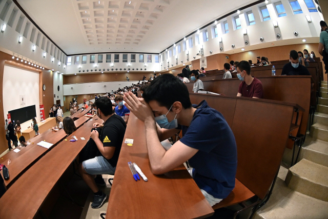 지난 6일 스페인 마드리드의 한 대학에서 학생들이 마스크를 착용한 채 입학시험을 준비하고 있다. /EPA연합뉴스