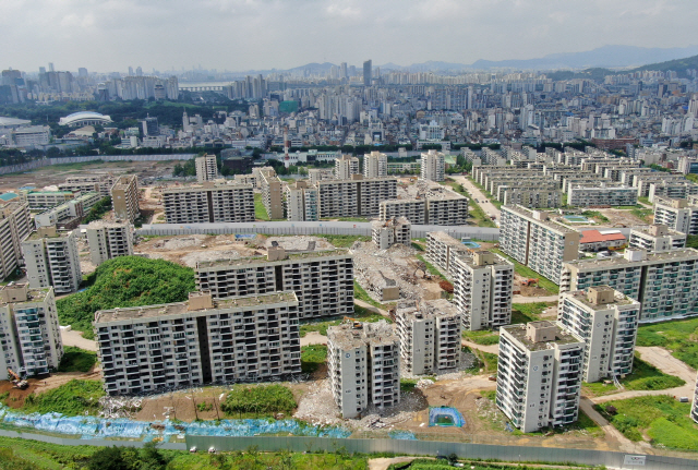 지난 8월 철거가 진행중인 둔촌주공 아파트의 모습./서울경제DB