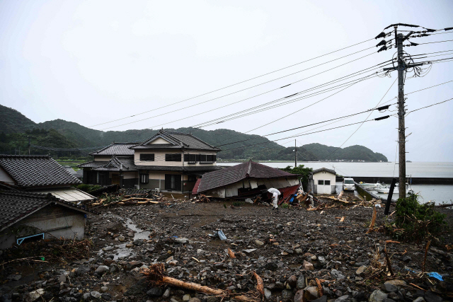 폭우가 몰아친 일본 구마모토현 쓰나기정에 7일 무너진 건물 잔해들이 널브러져 있다. /AFP연합뉴스