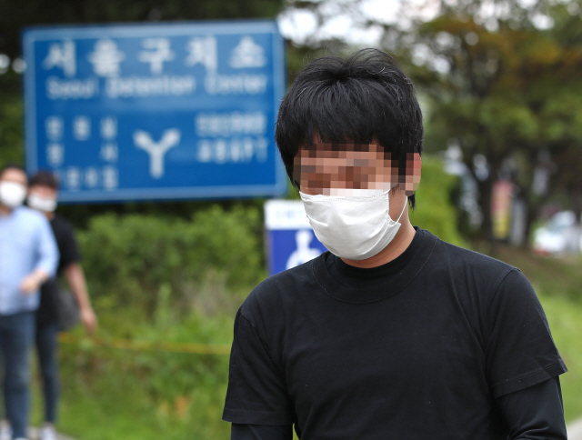 ‘웰컴 투 비디오’ 운영자 손정우 씨가 지난 6일 오후 법원의 미국 송환 불허 결정으로 석방되어 경기도 의왕 서울구치소를 나서고 있다. /의왕=연합뉴스