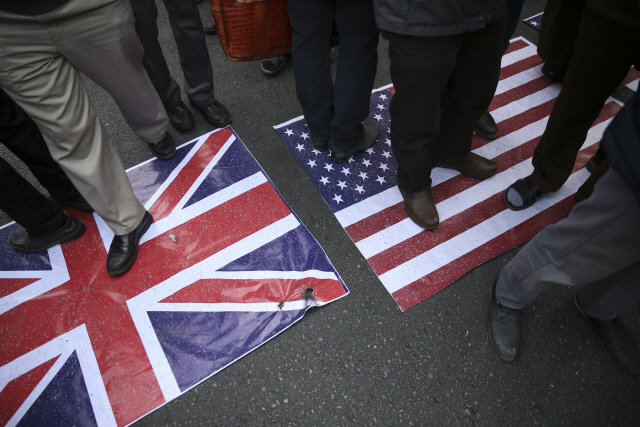 영국과 미국의 국기를 밟는 시위자들 /AP연합뉴스