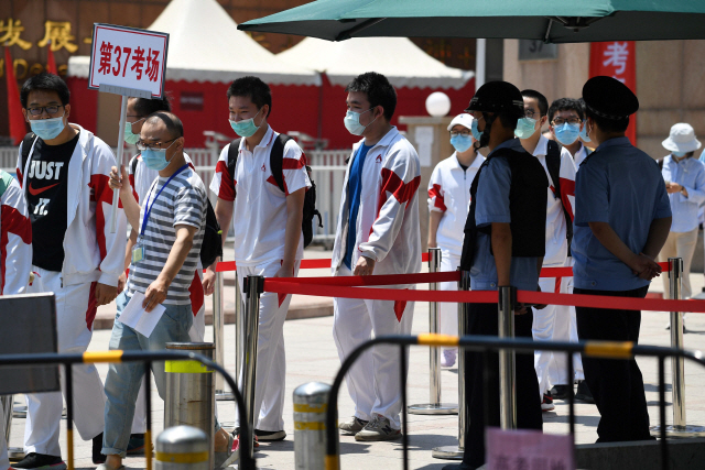 지난 7일 중국 베이징에서 마스크를 한 수험생들이 ‘가오카오’ 시험장 입장을 기다리고 있다. /AFP연합뉴스