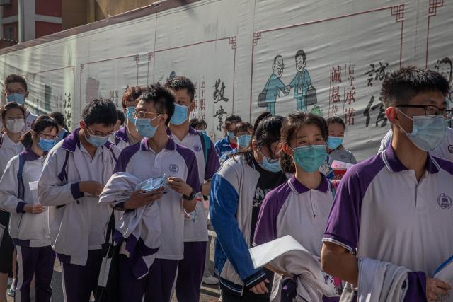 중국의 대학수학능력시험 ‘가오카오’가 시작된 7일(현지시간) 베이징에서 마스크를 착용한 학생들이 시험장 입장을 기다리고 있다./EPA연합뉴스