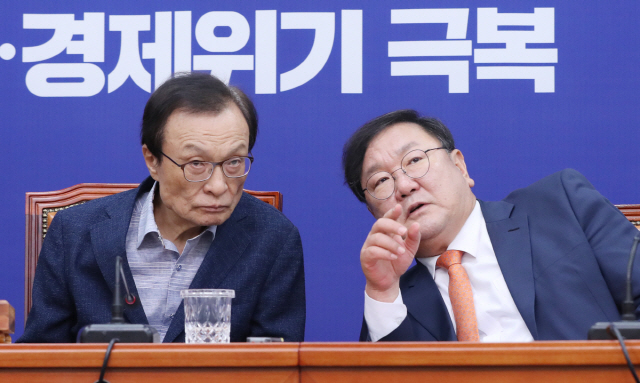 이해찬(왼쪽) 더불어민주당 대표와 김태년 원내대표 /연합뉴스