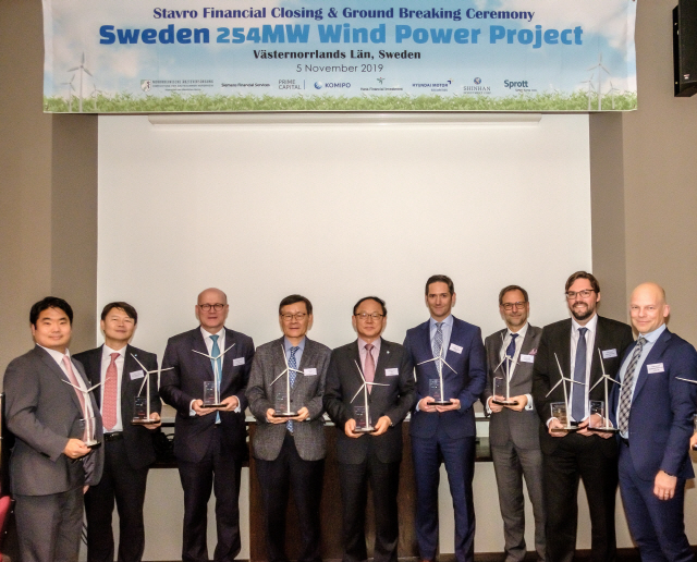 김진식(왼쪽 네번째) 스프랏코리아 대표가 지난해 11월 독일 프랑크푸르트에서 스웨덴 풍력 사업 금융 종결식 행사를 박형구(왼쪽 다섯번째) 한국중부발전 사장 및 국내·외 투자자들과 함께 하고 있다./사진제공 =한국중부발전