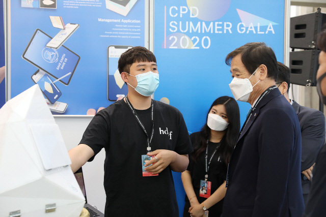 이광섭(사진 오른쪽 첫번째) 한남대 총장이 디자인팩토리 참가학생으로 부터 성과물에 대한 설명을 듣고 있다. 사진제공=한남대