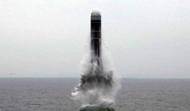 북한이 지난해 10월 원산만수역에서 신형 SLBM ‘북극성-3’형 시험발사를 하고 있다.   /연합뉴스