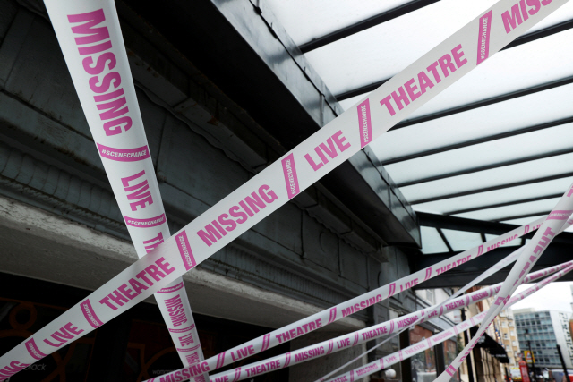 지난 6일(현지시간) 코로나19로 폐쇄된 영국 런던의 포춘 극장에 출입을 막기 위한 테이프가 둘러져있다. /로이터연합뉴스