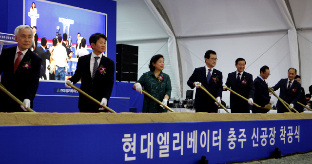 8일 충주5산업단지에서 열린 현대엘리베이터 기공식에서 송승봉(왼쪽부터) 현대엘리베이터 대표, 정몽규 HDC현대산업개발 회장, 현정은 현대그룹 회장, 이시종 충북도지사, 조길형 충주시장, 이종배 국회의원이 시삽을 하고 있다. /사진제공=현대엘리베이터